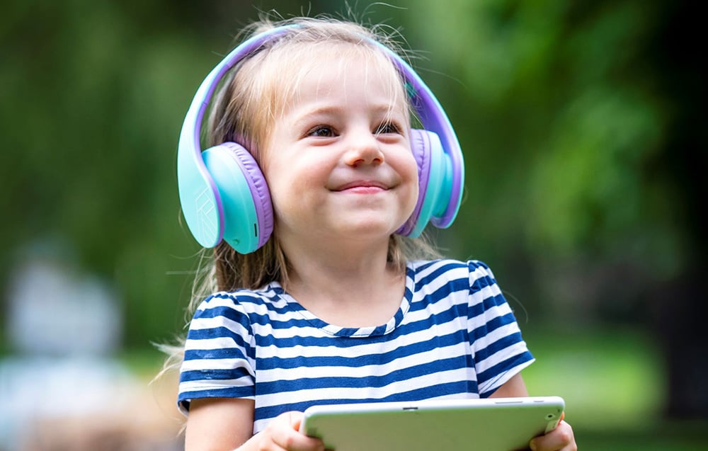 Wired and wireless headphone connectivity