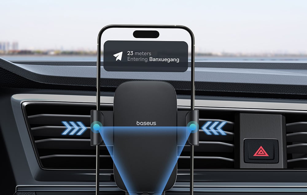 Automatic gravity arms tightening around a phone