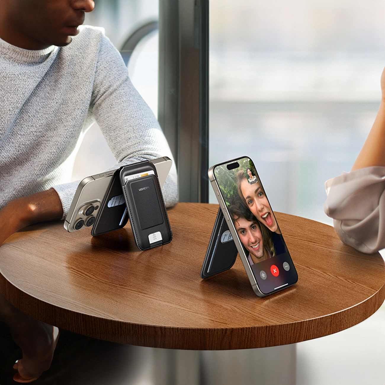 Two people use phones with Ugreen Magnetic Wallet 45165