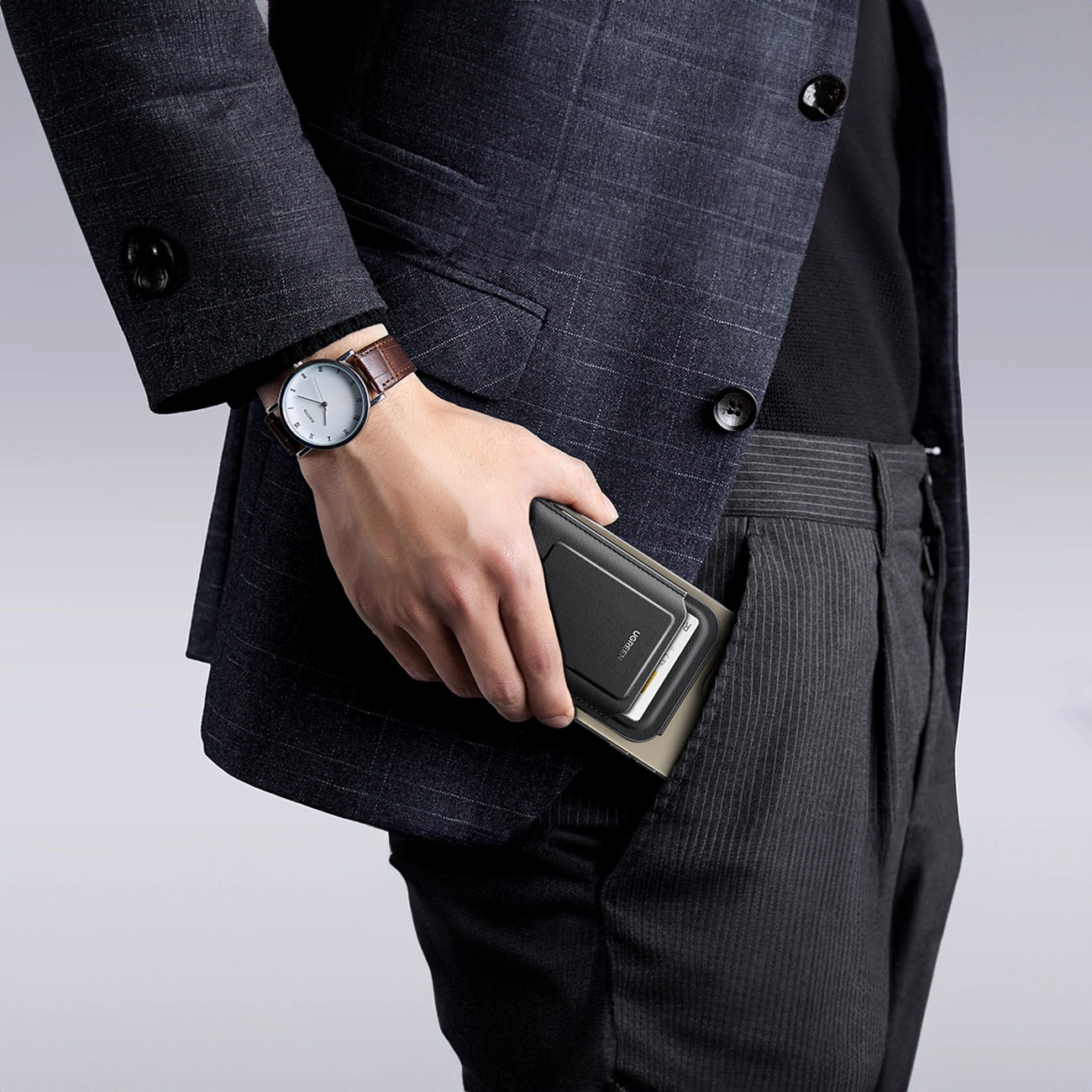 Man puts the Ugreen Magnetic Wallet 45165 into his pocket