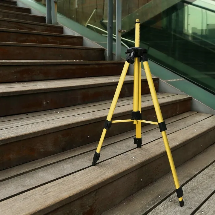 Lightweight aluminum tripod with carrying case