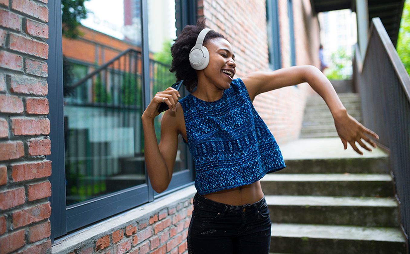 JBL Tune 770NC lifestyle image 02
