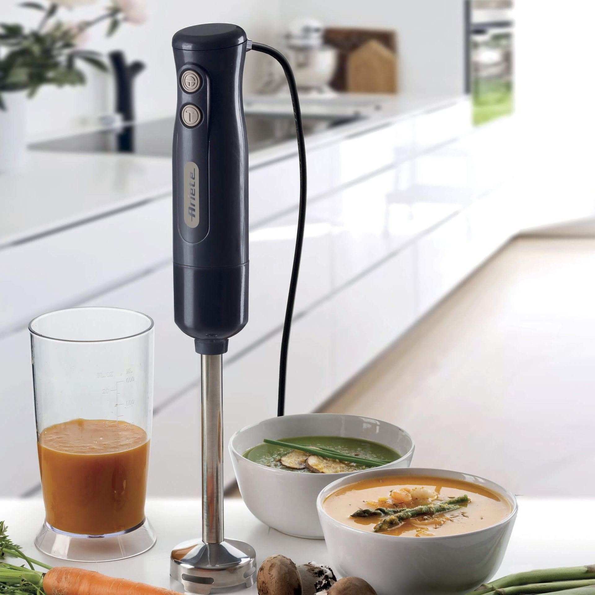 Breakfast Hand Blender with transparent graduated beaker