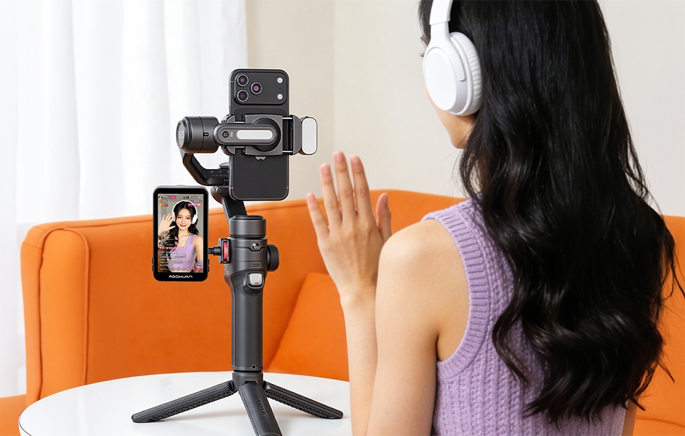 Creator live streaming with the AOCHUAN S3 smartphone gimbal