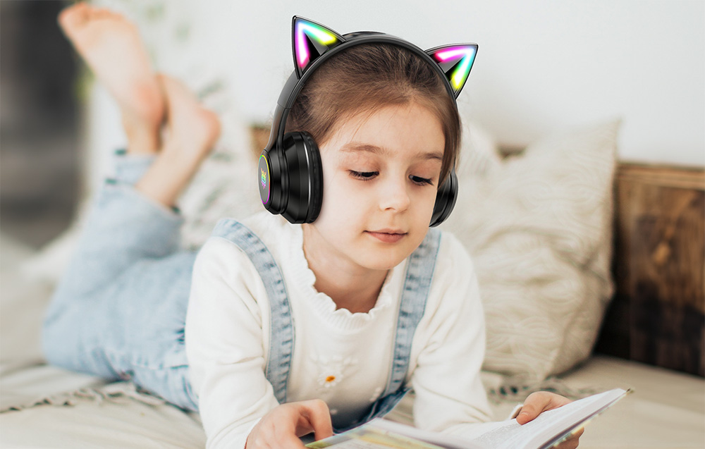 Child wearing ONIKUMA B90 illuminated cat-ear headphones