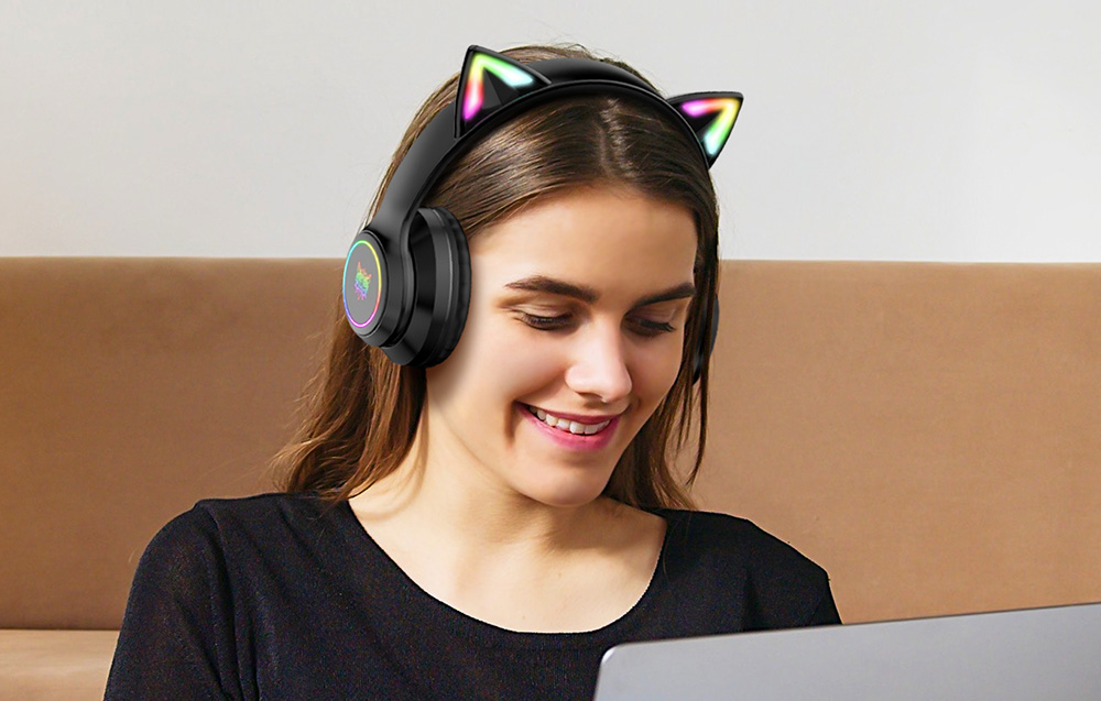 ONIKUMA B90 headphones showing padded over-ear cushions