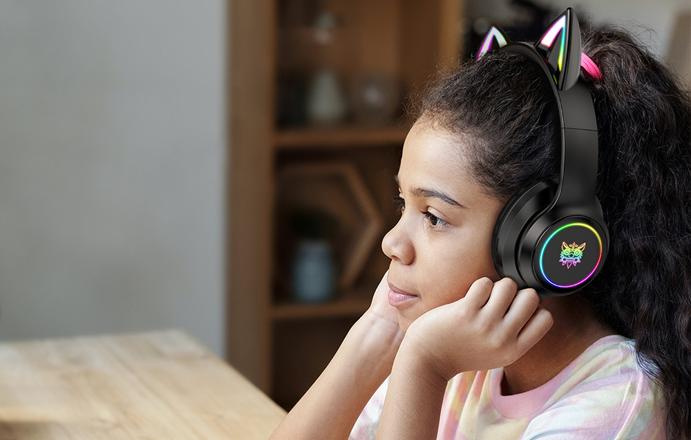 Young user wearing ONIKUMA B90 cat-ear wireless headphones