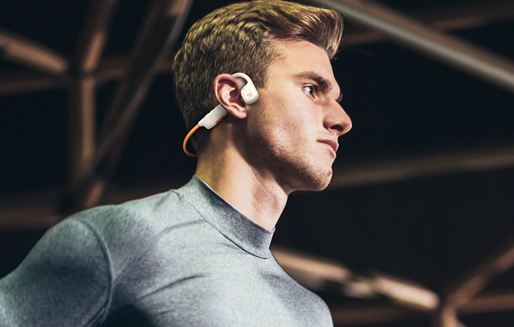 Athlete wearing ONIKUMA T37 wireless open-ear headphones